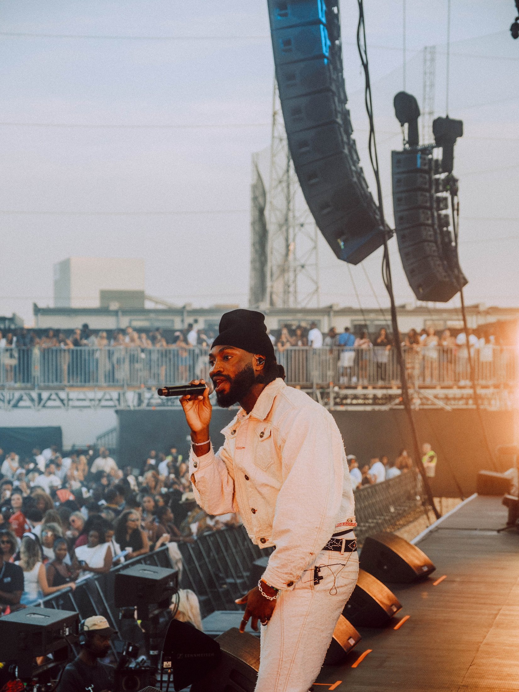 Odeal performing with his eyes closed in front of the R&B Slow Jams crowd at Magazine London
